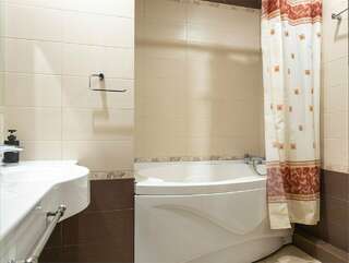 Гостиница Absolut Калуга Cемейный номер с собственной ванной комнатой-5