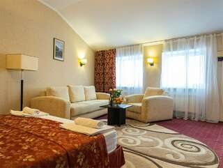 Гостиница Absolut Калуга Cемейный номер с собственной ванной комнатой-1