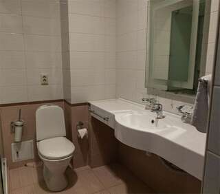 Гостиница Absolut Калуга Номер комфорт улучшенный с 1 двуспальной кроватью-4