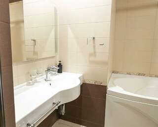 Гостиница Absolut Калуга Cемейный номер с собственной ванной комнатой-4