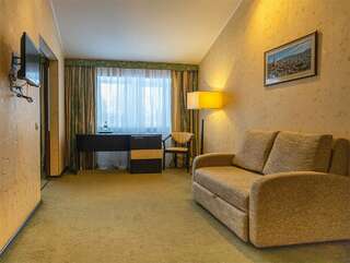 Гостиница Absolut Калуга Cемейный номер с собственной ванной комнатой-1